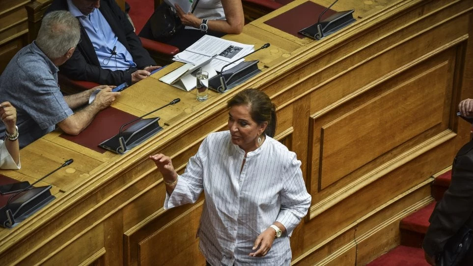 Στο εξωτερικό για επέμβαση στο γόνατο η Ντόρα Μπακογιάννη